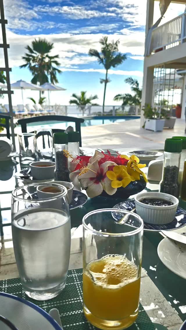 Good morning from tropical Jamaica. A great breakfast by the pool and off to play 18 at The Tryall Golf Club. Warm humid day with light breezes off the ocean. 
Front nine skirts the shoreline before heading inland to tropical hills. 
Red Stripe at the turn with meat and chicken empanadas. 
A quick turnaround to Livity Spa for afternoon spa treatments. Back to Sea Glass Villa for an Appleton Estate Rum libation with a Cuban Cohiba!
It was a good day.

#golfstagram #golfcontentnetwork #couplesgoals #thetryallclub #instatravel