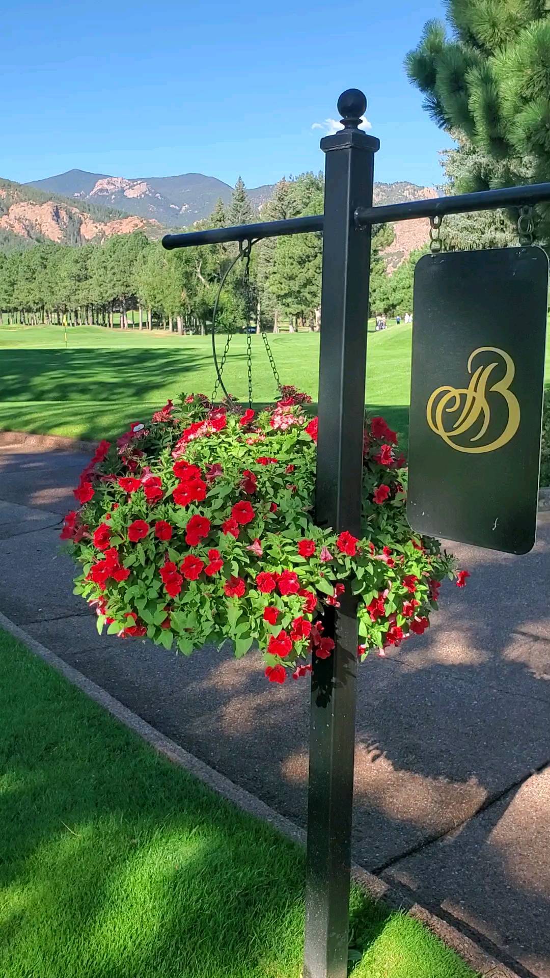 Good morning from the fabulous Broadmoor Resort in Colorado Springs. The Golf course is in superb condition and the views spectacular.#Broadmoor #coloradosprings #golf #golfcontentnetwork #instagolf #instagolfer #visitcolorado #cloudcamp #colorado #travel #golftrips #sqairz #tifosioptics #cosmadelduca