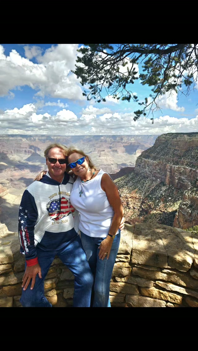 The majestic Grand Canyon! It continues to take your breath away at the size and scope of one of the most iconic sites on earth. Amazing crowds and visitors from all over the planet. It was a lovely day, sunshine and light breeze near 80 temps. 

#golfcontentnetwork #couplesgoals #beautifuldestinations #travelingram #grandcanyon